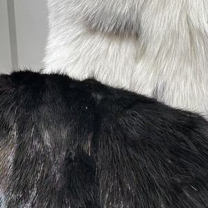 Cappotto Lungo Bianco con Grande Collo in Pelliccia di Volpe, Taglia Grande, Vera Pelliccia di Visone Nero per Donna, per il Massimo Calore - Product Image 4