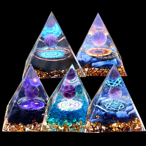 Pyramide en époxy cristal avec boule d'améthyste de 6 cm, ornement de bureau fait main, décoration d'intérieur - Product Image 1
