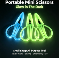 Ciseaux lumineux miniatures portables, petits outils polyvalents tranchants avec étui pour les voyages, l'artisanat, la couture, la broderie, le bricolage