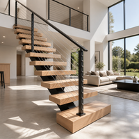 Rampe d'escalier industrielle moderne avec câbles, poteaux carrés noirs et main courante inclinée pour loft, villa, escalier intérieur et design de décoration intérieure