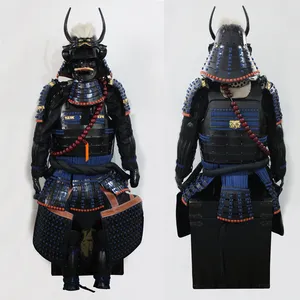 Armadura samurai feita de ferro com suporte