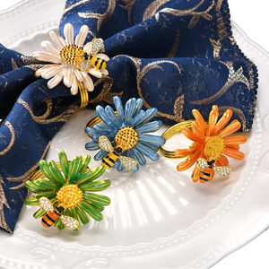 Juego de Anillos de Servilleta de Metal de Lujo con Diseño de Flor de Margarita, Hebilla de Servilleta de Abeja Esmaltada Colorida, Decoración de Mesa para Banquetes de Boda, Suministro al por Mayor - Product Image 1