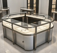 Vitrine à bijoux arquée dorée avec éclairage LED, écologique et durable