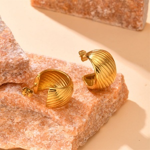 Bijoux haut de gamme, boucles d'oreilles en forme de C, plaquées or, en acier inoxydable, pour femmes - Product Image 5