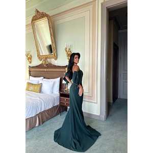 Robe de soirée longue Aella verte, col ras du cou, taille empire, drapée à plusieurs niveaux, ornée de strass, longueur ras du sol, pour soirée - Product Image 1