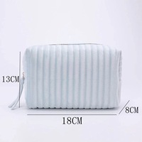 Pochette cosmétique en velours matelassé de luxe, couleur unie, avec fermeture éclair lisse, organiseur portable pour les voyages et l'usage quotidien