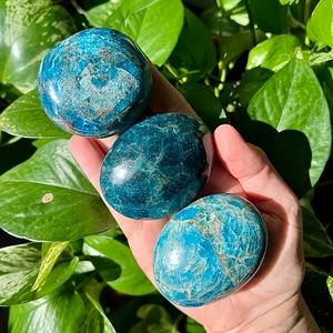 Vente en gros de pierres ovales en apatite bleue naturelle, polies à la main, pour la guérison spirituelle, décoration intérieure unique et cadeaux de vacances - Product Image 3