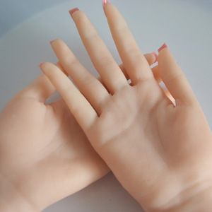 Modèle de main féminine en silicone grandeur nature, réaliste avec veines et teint de peau réalistes, articulations mobiles, pour la science médicale, fabriqué en PVC - Product Image 2