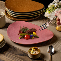 Assiette de service allongée de forme ovale pour la présentation des plats principaux et des spécialités du chef en restaurant