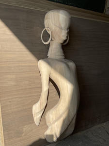 Estatua de Madera de Tamaño Real de una Belleza Africana, Estilo Moderno de Mediados de Siglo - Product Image 4