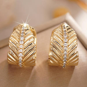 Pendientes Tiebaltco Golden Huggie con diseño de cierre de cristal y diamantes de imitación para uso diario de mujer - Product Image 6