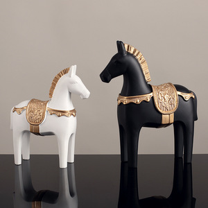 Ornement de cheval de style chinois en résine, artisanat décoratif noir et blanc, lot de 2 pièces, décoration pour salon, entrée, bureau, salle d'étude - Product Image 1