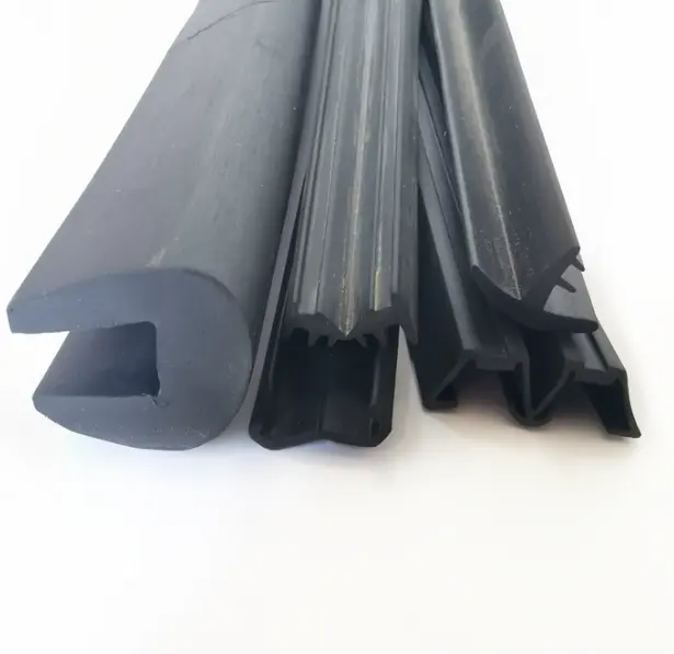 Fornitura di strisce sigillanti in PVC EPDM, strisce di gomma estrusa a forma di U, strisce di gomma solida in PVC di gomma nera