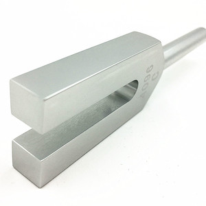 Diapasón de alta frecuencia de cristal 4096, hecho de aleación de aluminio, viene con funda de tela y martillos de afinación de madera. - Product Image 3
