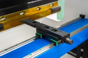 Presse plieuse CNC 70T 2500mm à double servo 2+1 axes pour tôles, Delem TP10S OEM, Aluminium Schneider Electric CE ISO CNC - Product Image 5