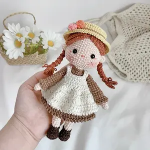 钩针可爱白色连衣裙女孩娃娃配黄色帽子定制针织可爱23厘米高棉娃娃