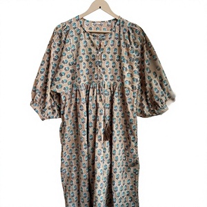 Elegante Vestido Estilo Kaftan de Algodón Estampado a Mano para Mujer con Base Beige Suave y Delicado Estampado Floral Turquesa - Product Image 1