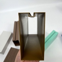 Système de plafond en aluminium à lamelles décoratives pour usine, avec tubes carrés en aluminium et lamelles linéaires effet bois