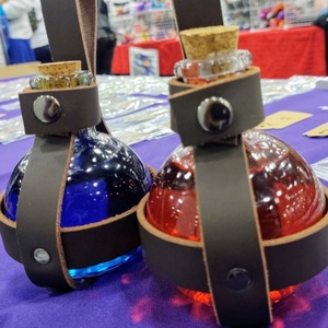 Boshiho - Porta Botellas de Cuero Aislado Personalizado con Diseño de Letras de Magia Oscura, Estilo Clásico con Correa para Cinturón - Product Image 3