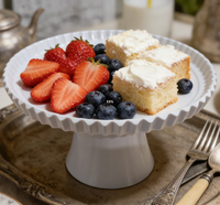 Support à gâteau en mélamine blanche de 10 pouces avec bord cannelé et base amovible pour la présentation de desserts de mariage