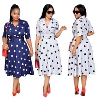 Ensemble robe d'été à pois à col en V et manches courtes, jupe large et coupe ample avec ceinture