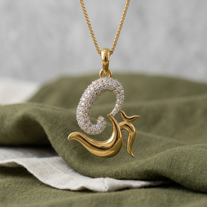 Pendentif Om de luxe en diamant de laboratoire argenté, plaqué or, serti pavé, avec charme Mantra Sacré, pour divinité hindoue spirituelle, bijoux fins - Product Image 1