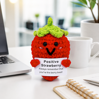 Poupée en crochet fraise positive, tricotée à la main, jouet d'apaisement émotionnel, cadeau mignon et motivant pour rehausser le moral d'un ami, décoration de table et de maison