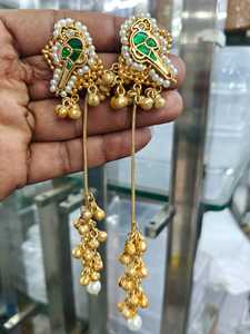 Boucles d'oreilles longues en plaqué or avec un design élégant au look perlé, parfaites pour les mariages, pour les femmes et les filles. - Product Image 2