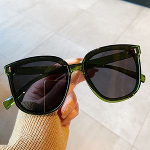 แว่นกันแดดโพลาไรซ์กรอบใหญ่ทรงสี่เหลี่ยม รุ่นใหม่ สำหรับทุกเพศ ป้องกันรังสียูวี 400 พร้อมหมุดตกแต่งสีทราย ทากิบานะ และลายเกล็ดไม้สีเทา เลนส์พีซี ประเภท 3 - Product Image 3