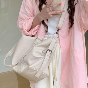 Sac fourre-tout pour femme, grande capacité, fermeture éclair, résistant à l'eau, couleur unie, décontracté, usage quotidien, printemps 2024 - Product Image 3