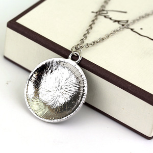 Collar con Colgante de Metal con el Símbolo de la Fracción Divergent Candor - Product Image 5