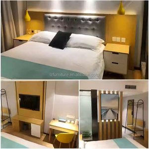 ชุดเฟอร์นิเจอร์ห้องนอนโรงแรม 3 ดาว สไตล์โมเดิร์นมินิมอล ราคาประหยัด โครงเตียงไม้พร้อมโต๊ะข้างเตียง หัวเตียง ตู้เสื้อผ้า ชั้นวางทีวี และโต๊ะทำงาน - Product Image 5