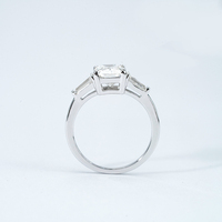Starsgem S925 argent sterling trois pierres style 1CT émeraude pierre principale Moissanite bagues de fiançailles
