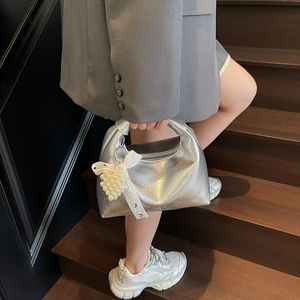 Bolso de Mano Plegado Plateado de Alta Gama, Bolso Tote Pequeño para Mujer, Nuevo Verano 2025, Bolso Bandolera con Cadena, Moderno y Versátil - Product Image 2
