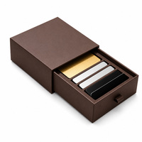 Boîte cadeau noire rigide avec tiroir coulissant, doublure floquée rouge vin, cadre doré, logo personnalisé pour emballage cadeau d'entreprise