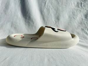 H012 Pantofole con Stampa Mucca, Tomaia in EVA Bianco Sporco, Suola 20MM, Per Tutte le Stagioni, Uso Domestico - Product Image 3