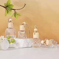 Vente chaude Aroma Diffuseur Bouteille Mini 8ml Vide Désodorisant En Verre De Voiture Suspendu Bouteille De Parfum Avec Couvercle En Bois