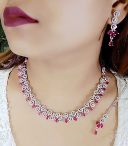 Collar con tachuelas de diamantes americanos chapado en oro de 24 quilates para mujer, pendientes Mang Tikka, producto hecho a mano a granel para regalos - Product Image 4