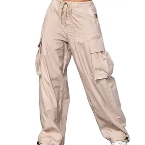 निर्माता OEM और ODM कस्टम लोगो नायलॉन पतलून पुरुषों के लिए लोचदार कमर के साथ साइड पॉकेट बैगी कार्गो पैंट