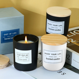 Bougie parfumée en verre de style européen, romantique, sans fumée, avec couvercle en bois et base arquée, cadeau d'anniversaire pour créer une ambiance. - Product Image 1