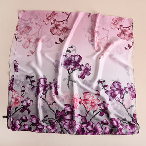 Venta al por mayor <span class=keywords><strong>2020</strong></span> última pintura bufanda de seda venta superior gradiente estampado de flores ligero largo mujeres personalizado estampado bufanda de seda - Product Image 2