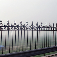 Système de garde-corps contemporain en acier galvanisé et en fer thermolaqué noir pour terrasses de villas et rampes d'escalier