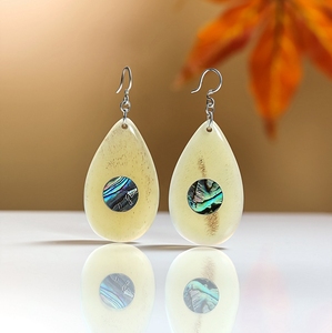 Pendientes de Cuerno de Búfalo Hechos a Mano Modernos de Minh Giang Craft, Diseño Minimalista Orgánico, Ligeros y Cómodos para Orejas Sensibles - Product Image 1