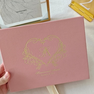 Boîte d'invitation de <span class=keywords><strong>mariage</strong></span> en velours <span class=keywords><strong>rose</strong></span> <span class=keywords><strong>poudré</strong></span> avec option de monogramme personnalisé et invitations en acrylique doré miroir - Product Image 2