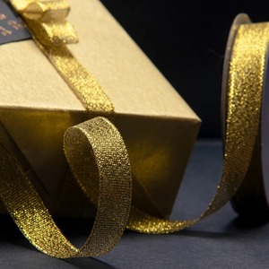 Cinta de Organza de Poliéster/Algodón con Estampado de Purpurina Dorada Personalizada, 1-1/2 Pulgadas de Ancho, Tejida de una Sola Cara, para Envolver Regalos - Product Image 1