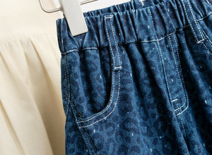 <span class=keywords><strong>Jeans</strong></span> Leopardati per Bambine, Moda Casual Coreana Primavera-Autunno, Pantaloni Larghi in Denim - Product Image 5