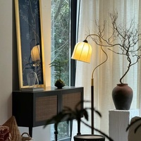 Canapé rétro Nanyang, table de style américain haut de gamme pour ambiance de pêche, lampe sur pied de style français pour lecture, salon