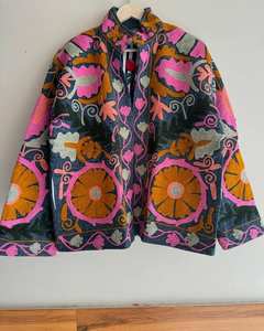 Veste courte d'hiver en velours vintage faite à la main avec poche Suzani | Veste bohème | Blouson aviateur |   Manteau d'hiver chaud en coton Suzani - Product Image 1