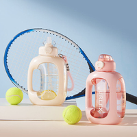 Bouteille d'eau de sport en plastique sans BPA avec marqueur de temps pour la motivation