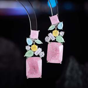 Boucles d'oreilles pendantes géométriques en laiton, couleur bonbon, avec zircon multi-glaçons, pierres longues taille baguette rose et vert menthe, fournisseur de bijoux - Product Image 4